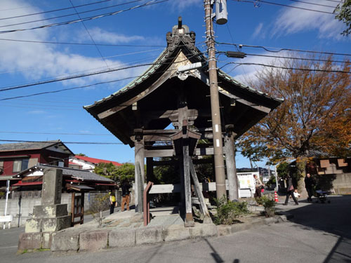 咬